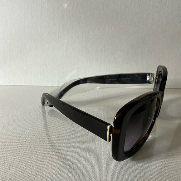 Elegant Black Sunglasses - Picture 2 of 4